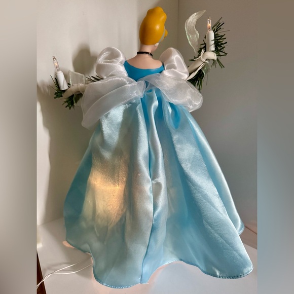 Walt Disney’s Cinderella Light Up Christmas Tree Topper 🎄 - Picture 3 of 12